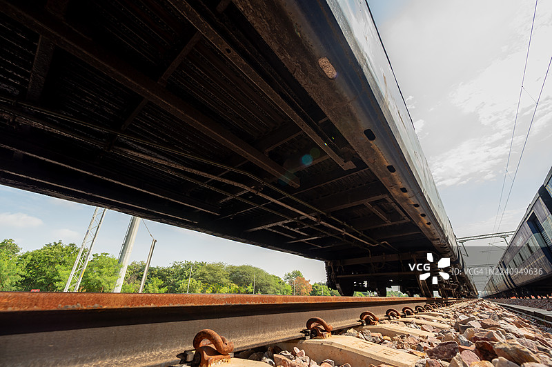 印度铁路客运列车底部的仰视视角图片素材