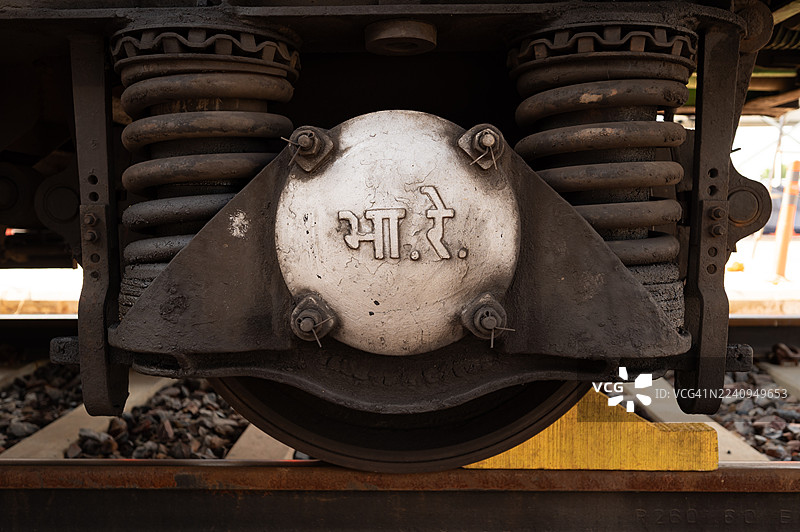 印度铁路火车悬挂系统和转向架弹簧的特写视图图片素材