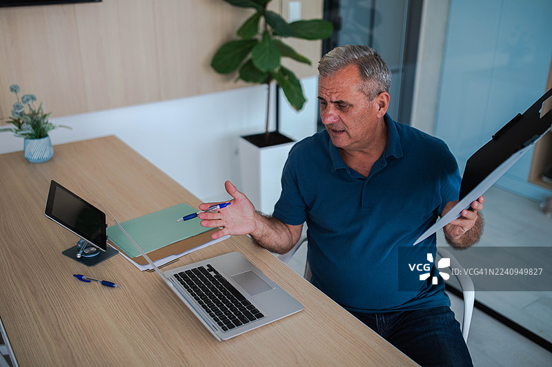 商务人士使用视频通话展示文件图片素材