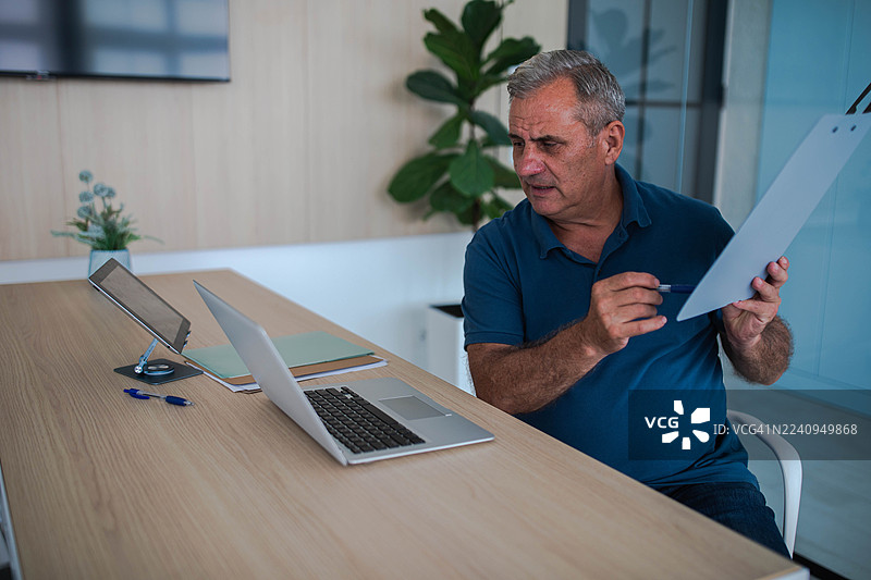 商人使用视频通话展示文件图片素材