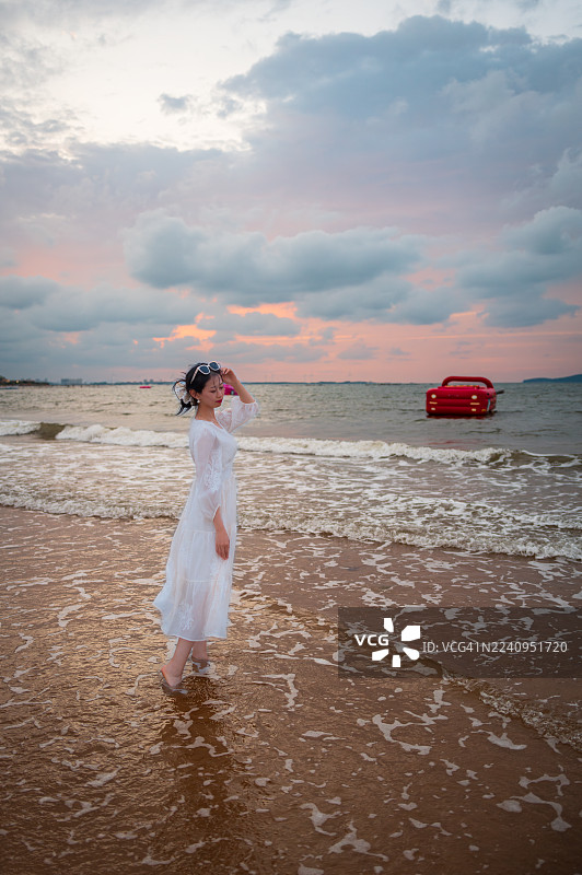 宁静的海滩漫步图片素材