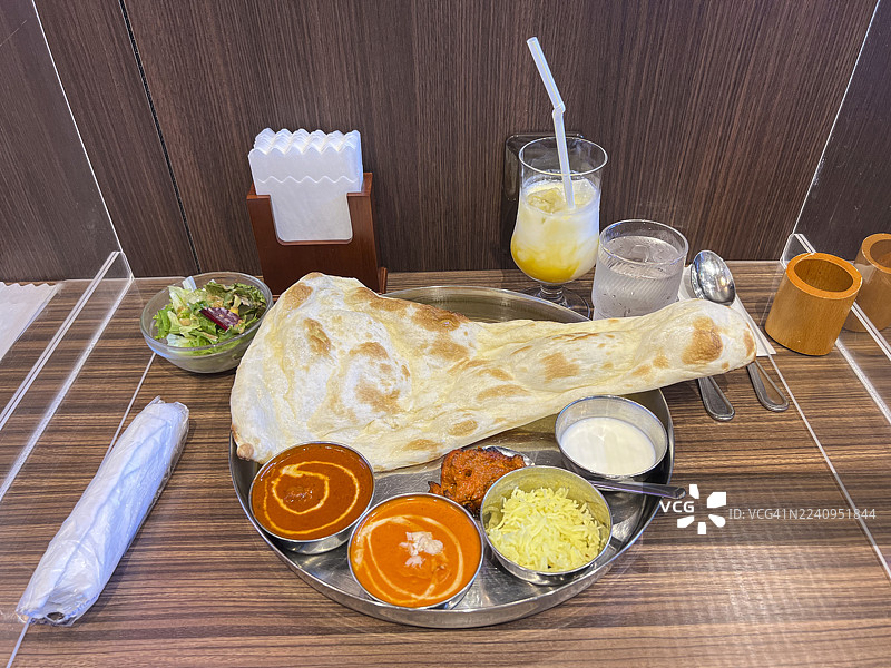 东京的印度塔利套餐，配有馕饼和咖喱图片素材