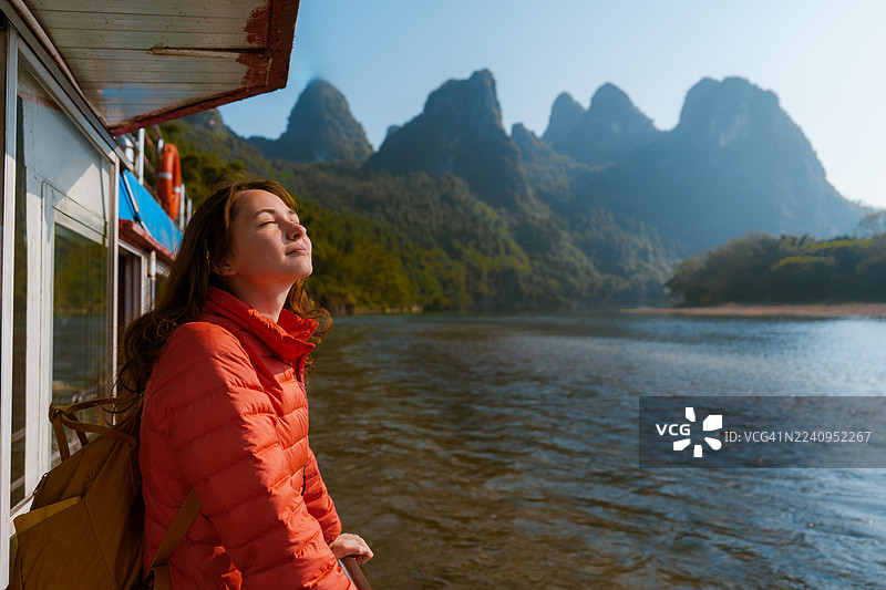 中国漓江上的女性游船旅客图片素材