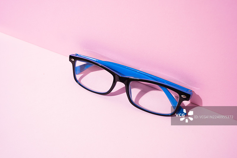 黑色和蓝色的眼镜，兼具视力和时尚感图片素材