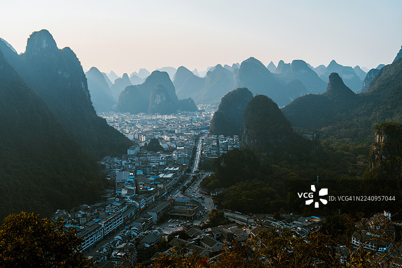从广西桂林阳朔的山上俯瞰河流的高角度视图图片素材