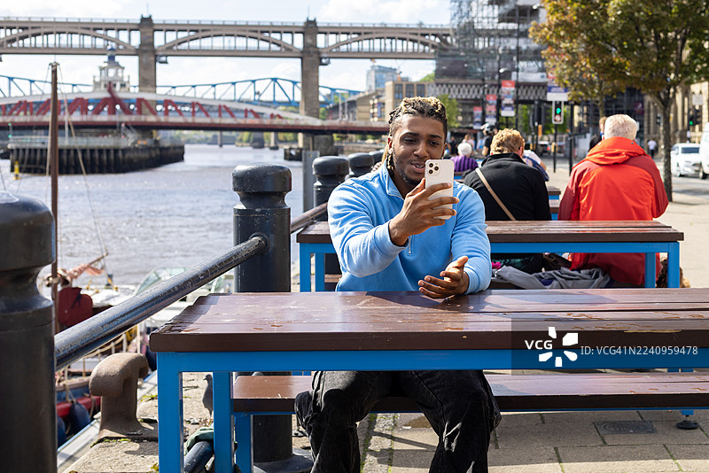 与朋友进行视频通话图片素材