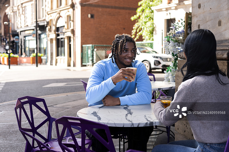 朋友在咖啡馆外叙旧图片素材