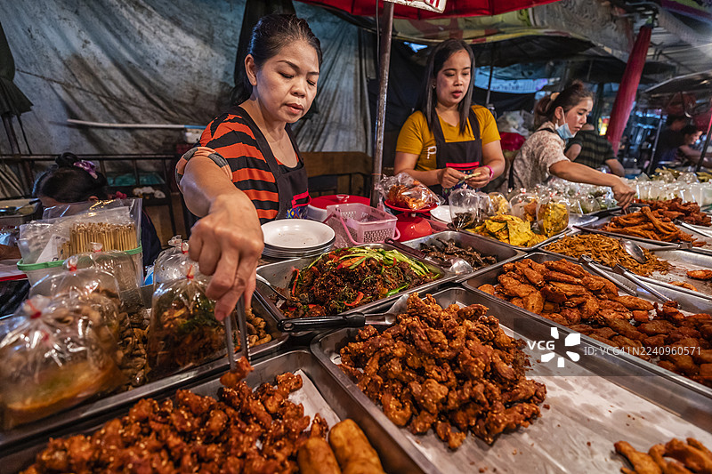 泰国清迈夜市上的泰国街头小贩图片素材