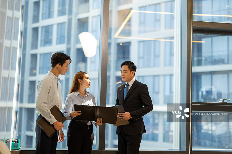 一群亚洲商务专业人士在现代会议室举行公司会议，讨论公司增长、战略和规划想法，同时作为一个多元化团队在专业办公室合作。图片素材