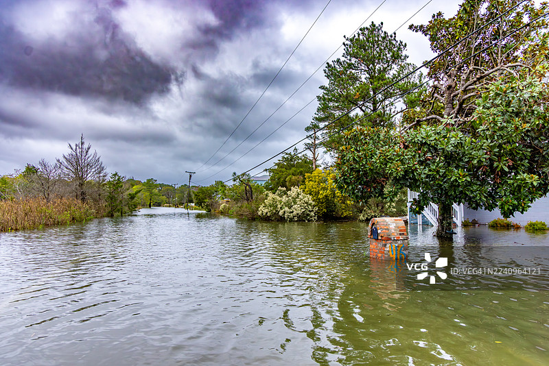 弗吉尼亚州波奎森海岸风暴期间被洪水淹没的街道和邮箱图片素材