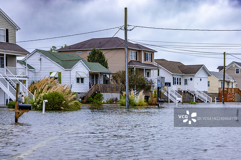 弗吉尼亚州波奎森市诺尔伊斯忒暴风雪后的社区洪水图片素材