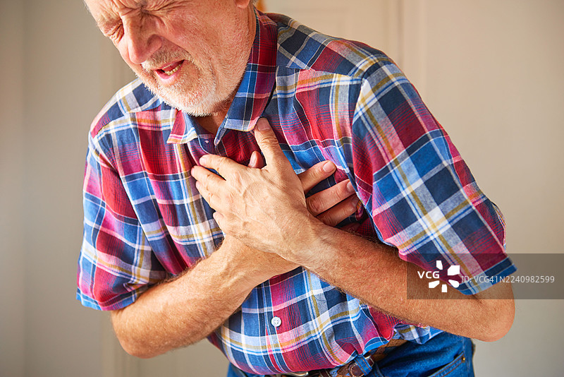 男人捂着胸口图片素材