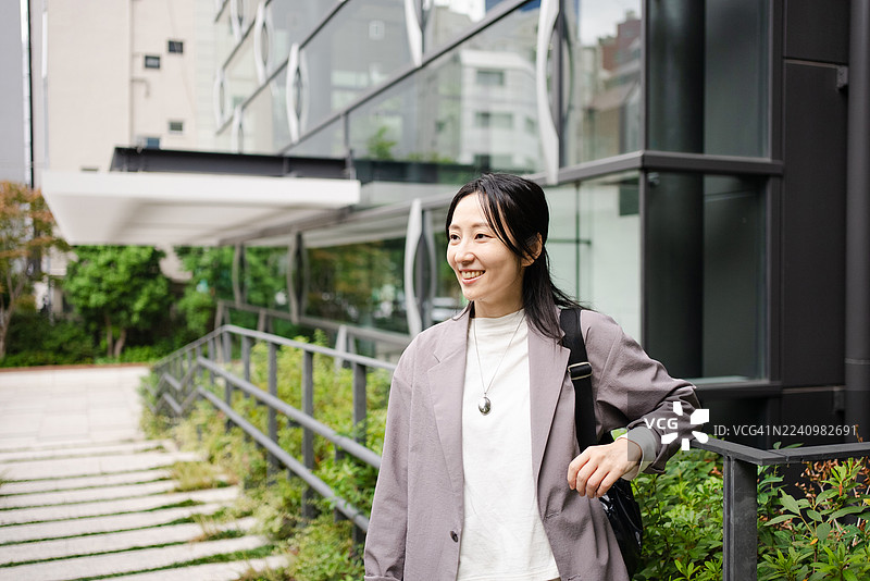 佩戴AI项链的日本女性图片素材