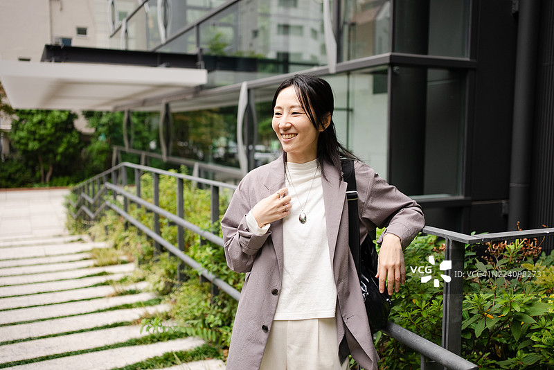 佩戴AI项链的日本女性图片素材