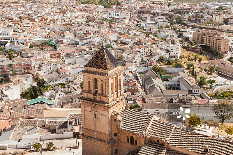 俯视阿尔考代特和圣玛利亚拉马约尔教堂（Church of Santa Maria La Mayor）的景象图片素材