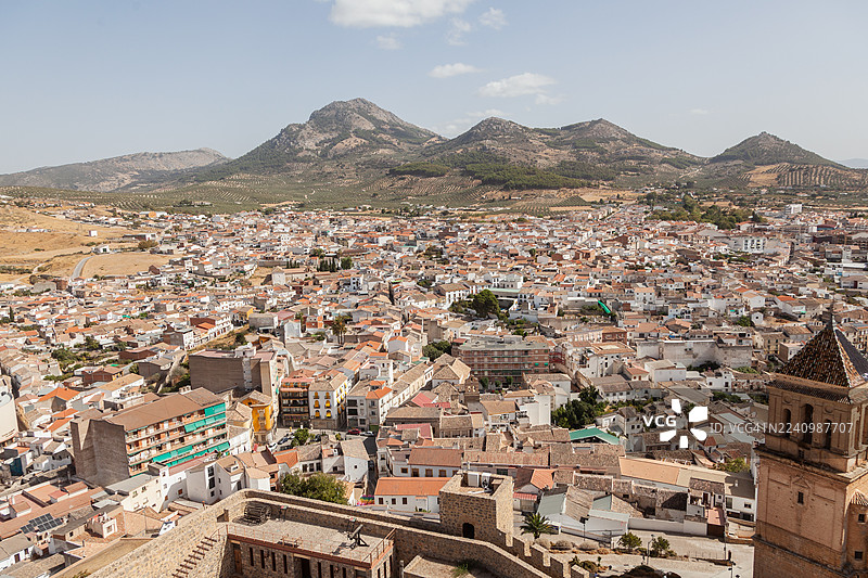 Alcaudete 和 Santa Maria La Mayor 教堂的俯瞰视图图片素材