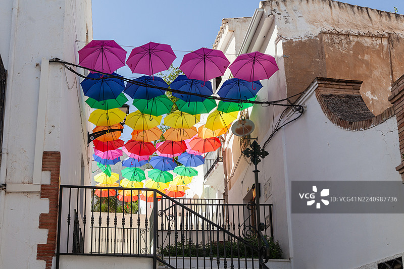 Alcaudete历史中心一条街道，挂满了五颜六色的雨伞图片素材