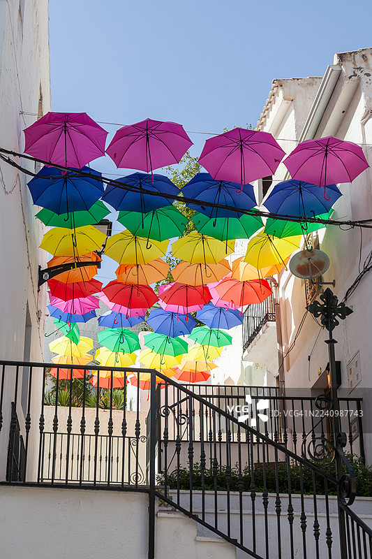 Alcaudete历史中心一条挂满彩色雨伞的街道图片素材