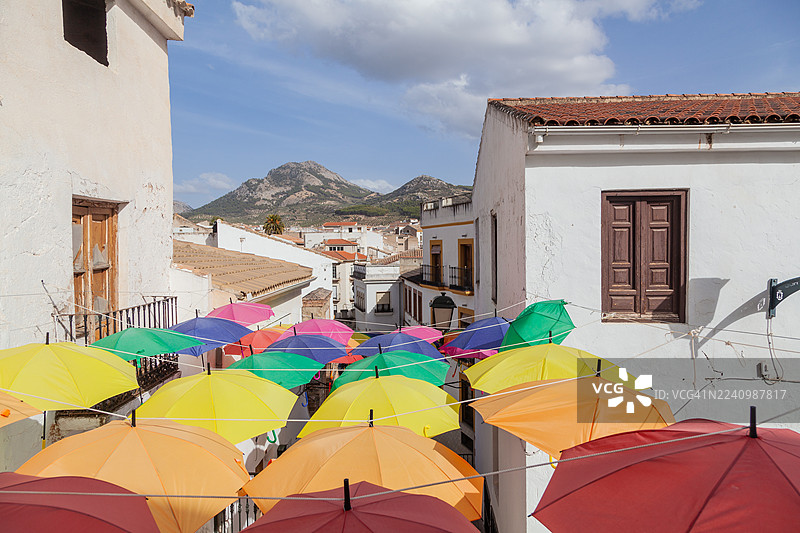 Alcaudete历史中心一条挂满彩色雨伞的街道图片素材