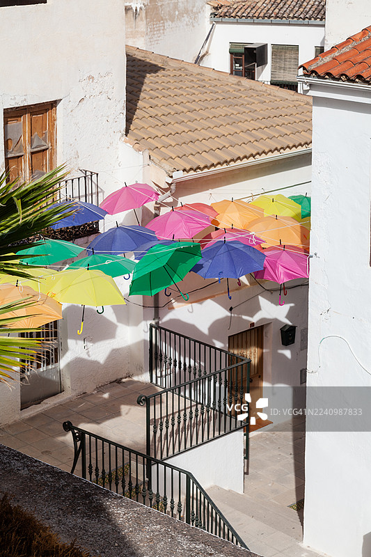 Alcaudete 历史中心一条挤满彩色雨伞的街道图片素材
