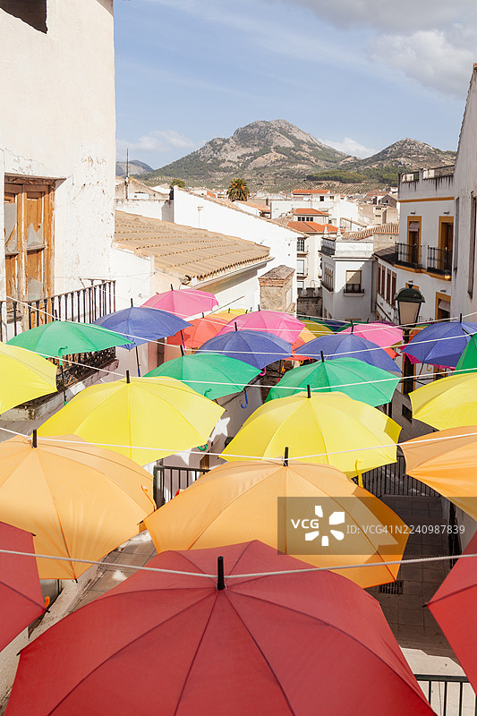 Alcaudete历史中心一条街道，色彩缤纷的雨伞装饰其间图片素材