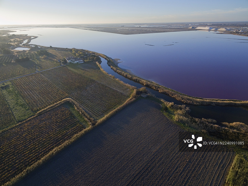 Aigues-Mortes城郊的池塘和盐田鸟瞰图图片素材