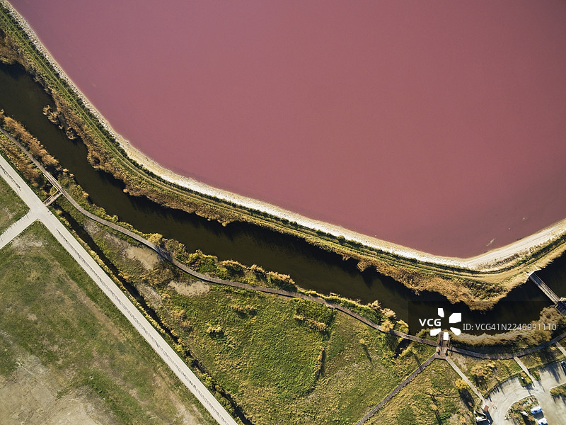 Aigues-Mortes 市的城市池塘和盐沼的鸟瞰图图片素材