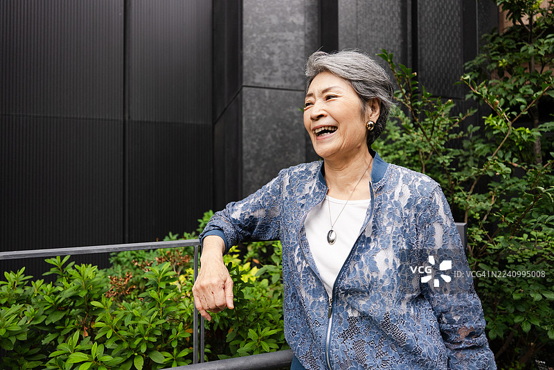 一位佩戴着人工智能项链的老年日本女性图片素材