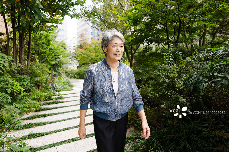 一位佩戴着人工智能项链的老年日本女性图片素材