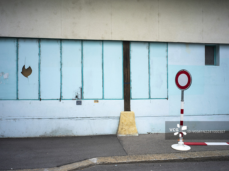 市中心比尔的蓝色墙壁和禁止通行交通标志，道路封闭，空红圈符号图片素材