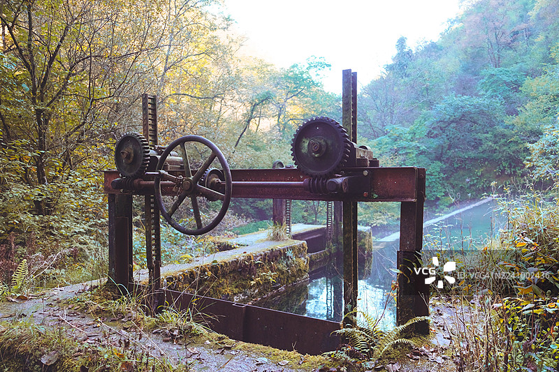 古老水坝的闸门图片素材