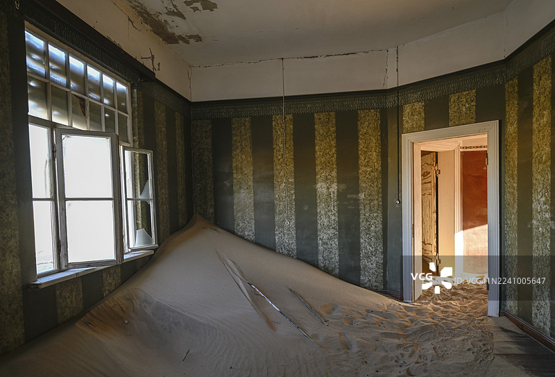 纳米比亚卡拉斯地区钻石禁区科尔曼斯科普充满沙子的前住所图片素材