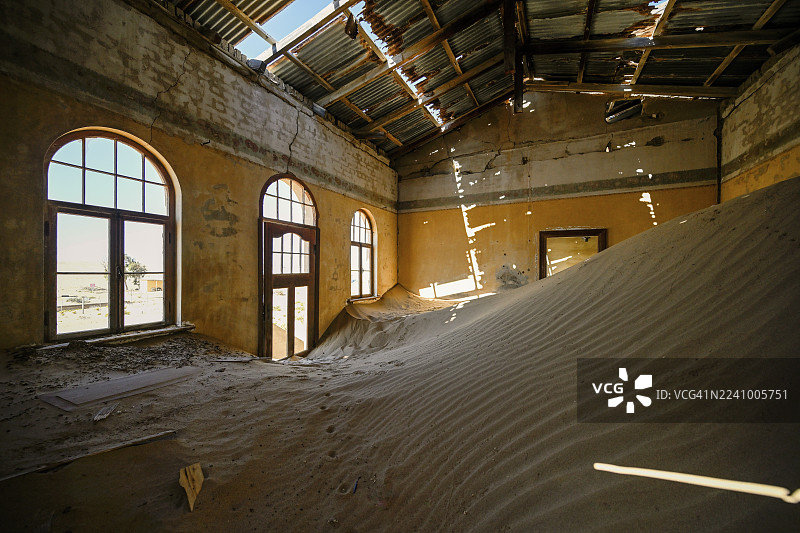 纳米比亚卡拉斯地区科尔曼斯科普限制采矿区，充满沙子的旧住宅图片素材
