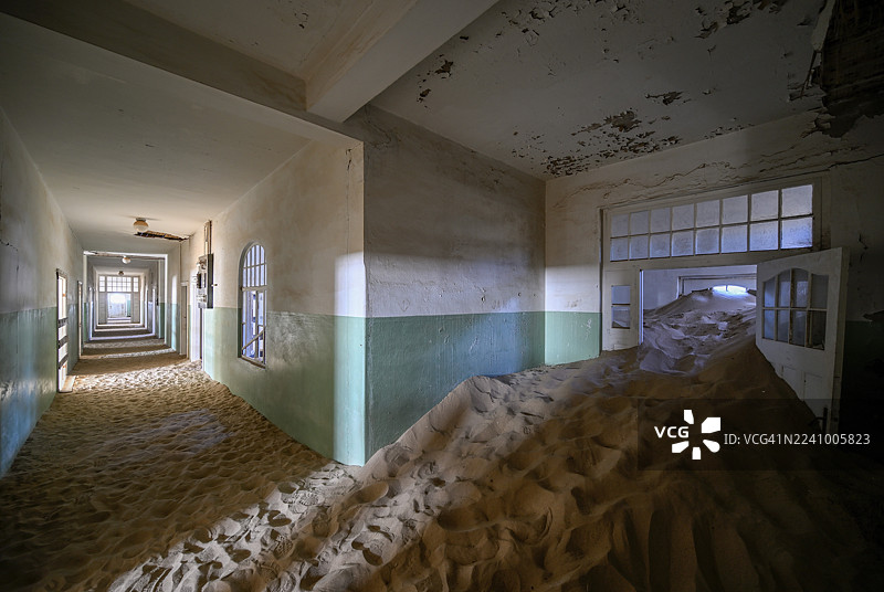 纳米比亚卡拉斯地区科尔曼斯科普的废弃医院，该地区为钻石禁区图片素材
