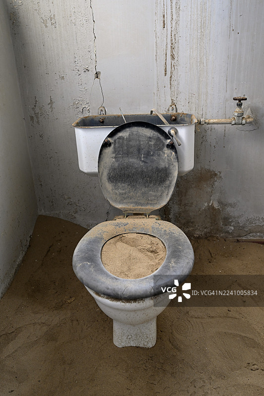 纳米比亚卡拉斯地区科尔曼斯科普前医院内的沙子堆积的厕所，属于钻石禁区图片素材