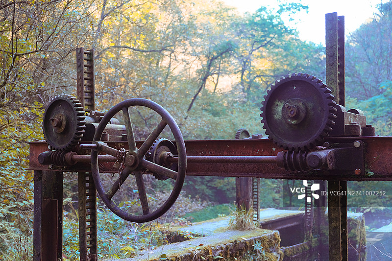 生锈的齿轮和链轮图片素材