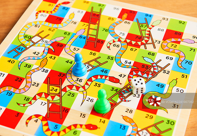 蛇梯棋盘上的骰子。图片素材