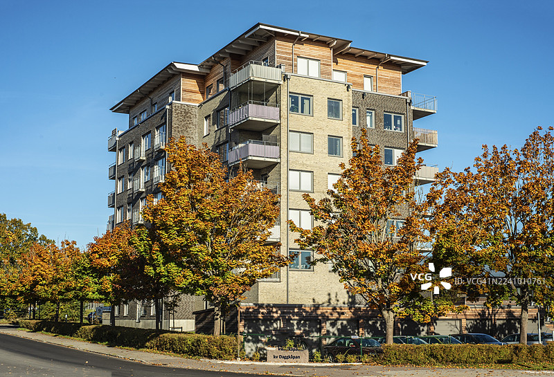 现代公寓楼，背景是蓝天和秋色树木，建于2020年，位于瑞典斯科讷省延雪平市图片素材