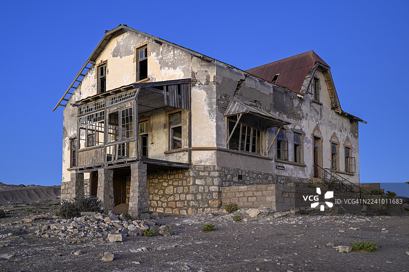 沙漠沙地里的破败会计师住宅，蓝色时刻，博尔德斯霍普，纳米布地区卡拉斯州吕德里茨附近图片素材