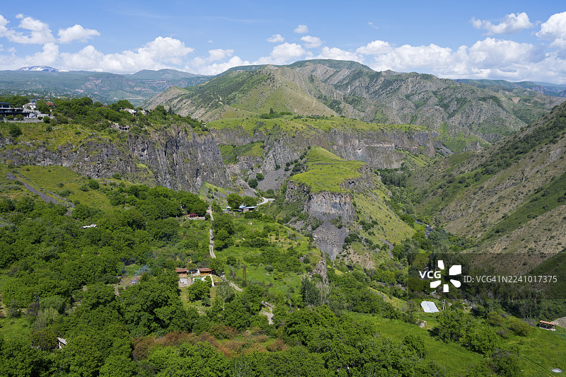 亚美尼亚科泰克省加尔尼峡谷阿扎特河，郁郁葱葱的植被和远处的山峦构成的壮丽峡谷景观图片素材