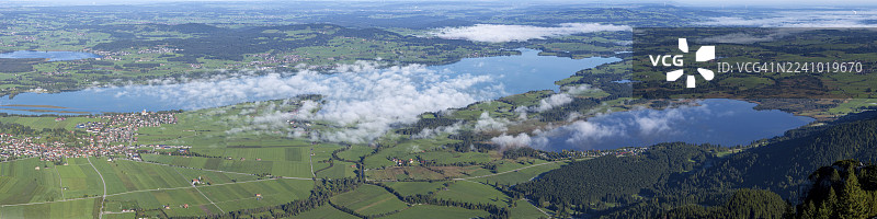 德国巴伐利亚州东阿尔高区特格尔贝格（1881米）俯瞰施万高、瓦尔滕霍芬、霍芬湖、福尔根湖和班瓦尔德湖的全景图片素材