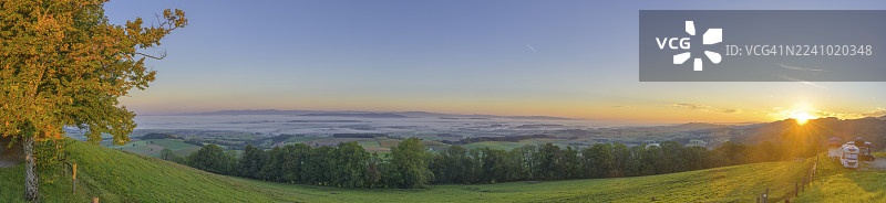 奥地利下奥地利州基恩贝格市霍赫施泰因贝格阿尔姆小屋的全景日出图片素材
