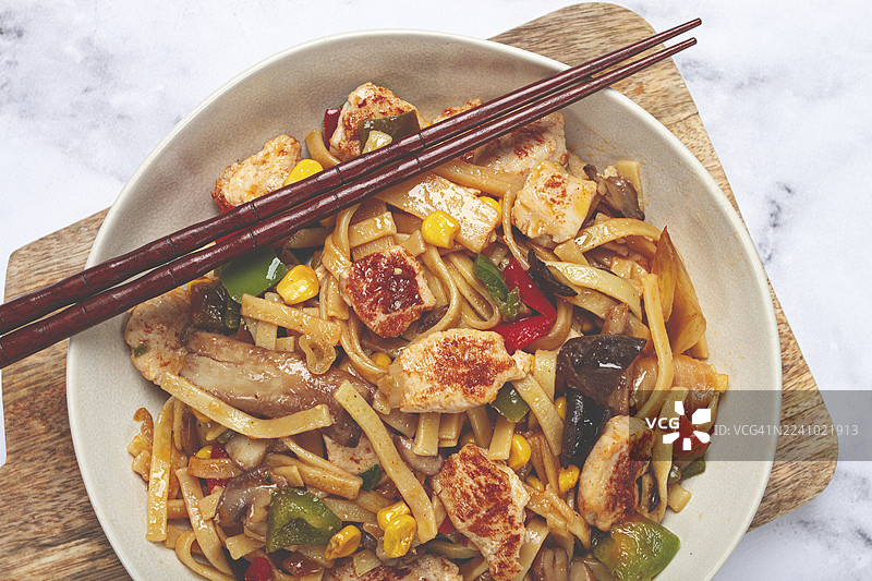 炸鸡肉蔬菜炒面，印尼炒面，印尼菜肴，无人图片素材