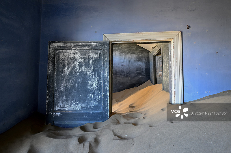 曾经的住宅内部的沙山，科尔曼斯科普，吕德里茨附近，卡拉斯地区，纳米比亚的禁区钻石区图片素材