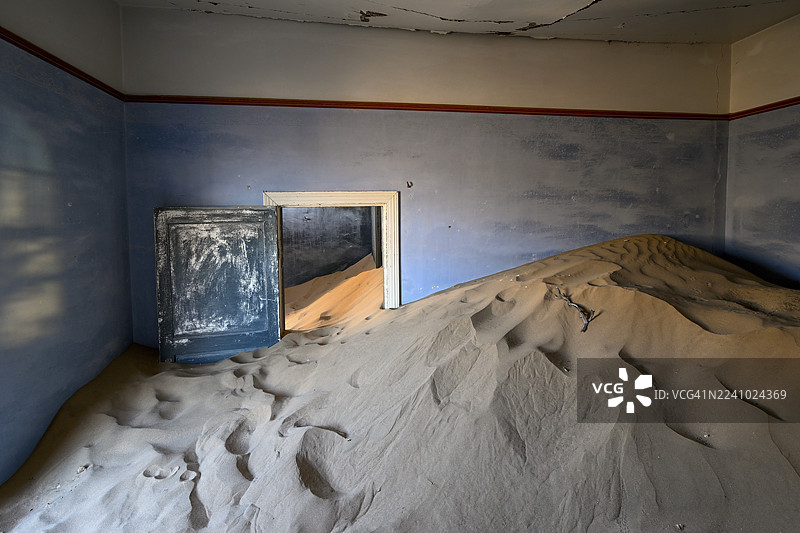 沙丘覆盖的前住宅内部，科尔曼斯科普，吕德里茨附近钻石禁区，纳米比亚卡拉斯区图片素材
