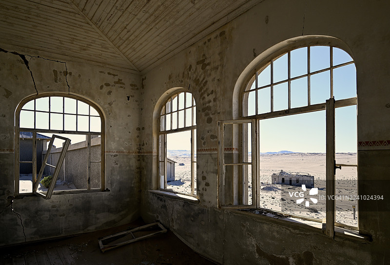 从位于纳米布卡拉斯地区吕德里茨附近的科尔曼斯科普前居住房屋望向沙漠图片素材