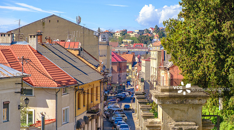 乌日霍罗德城市景观，俯瞰乌克兰住宅楼和停满汽车的街道，展示了传统建筑和充满活力的城市风貌。图片素材