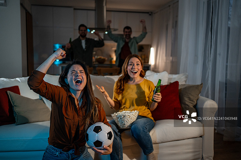 朋友们在家观看足球比赛，庆祝进球图片素材