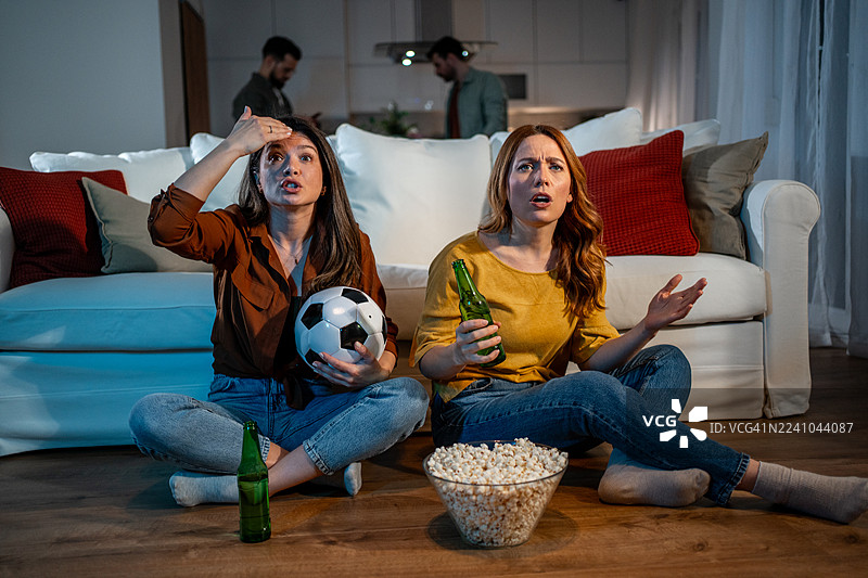 在家看球赛的朋友们感到失望图片素材