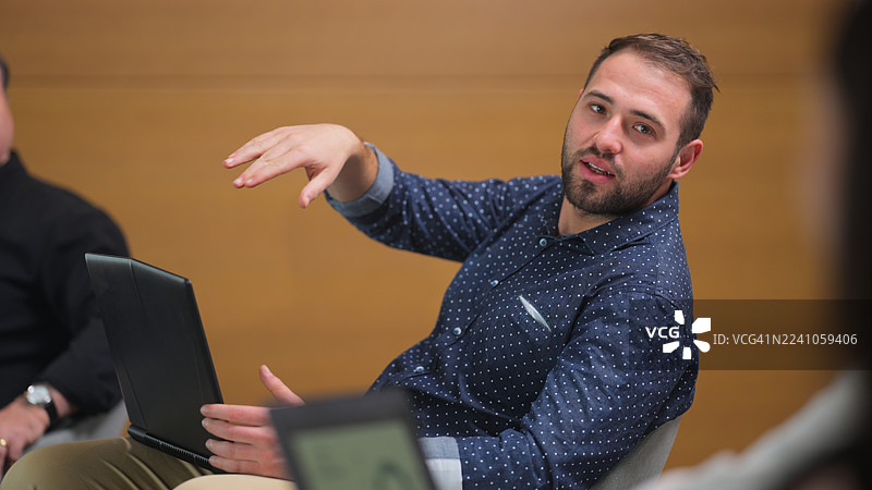 年轻商人正在商业演示会议上表达他的想法图片素材